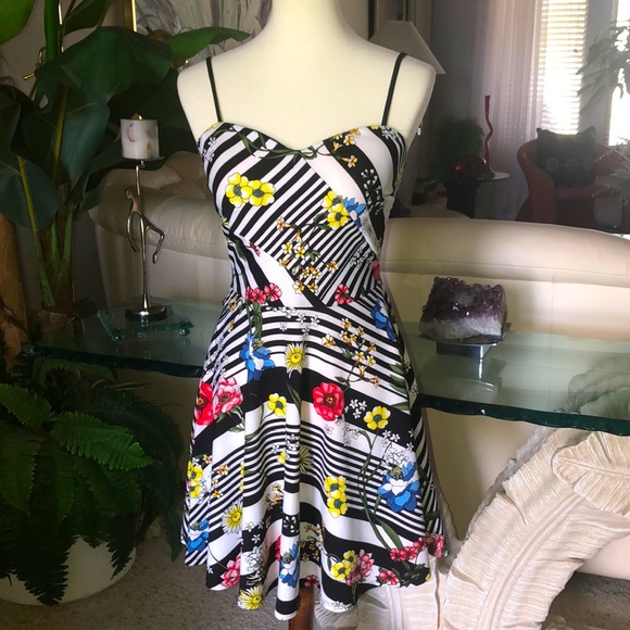 Bib Detailed Dress in Freesia Canary